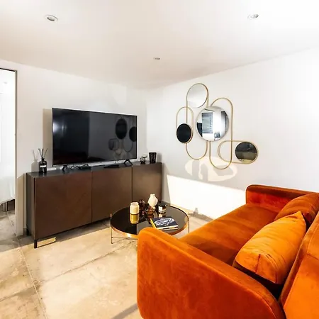 Au Pied Des Calanques De *