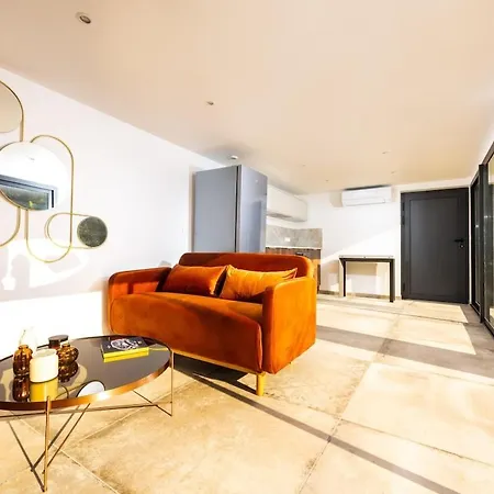 Au Pied Des Calanques De *