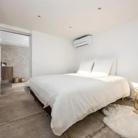 Au Pied Des Calanques De * Cassis